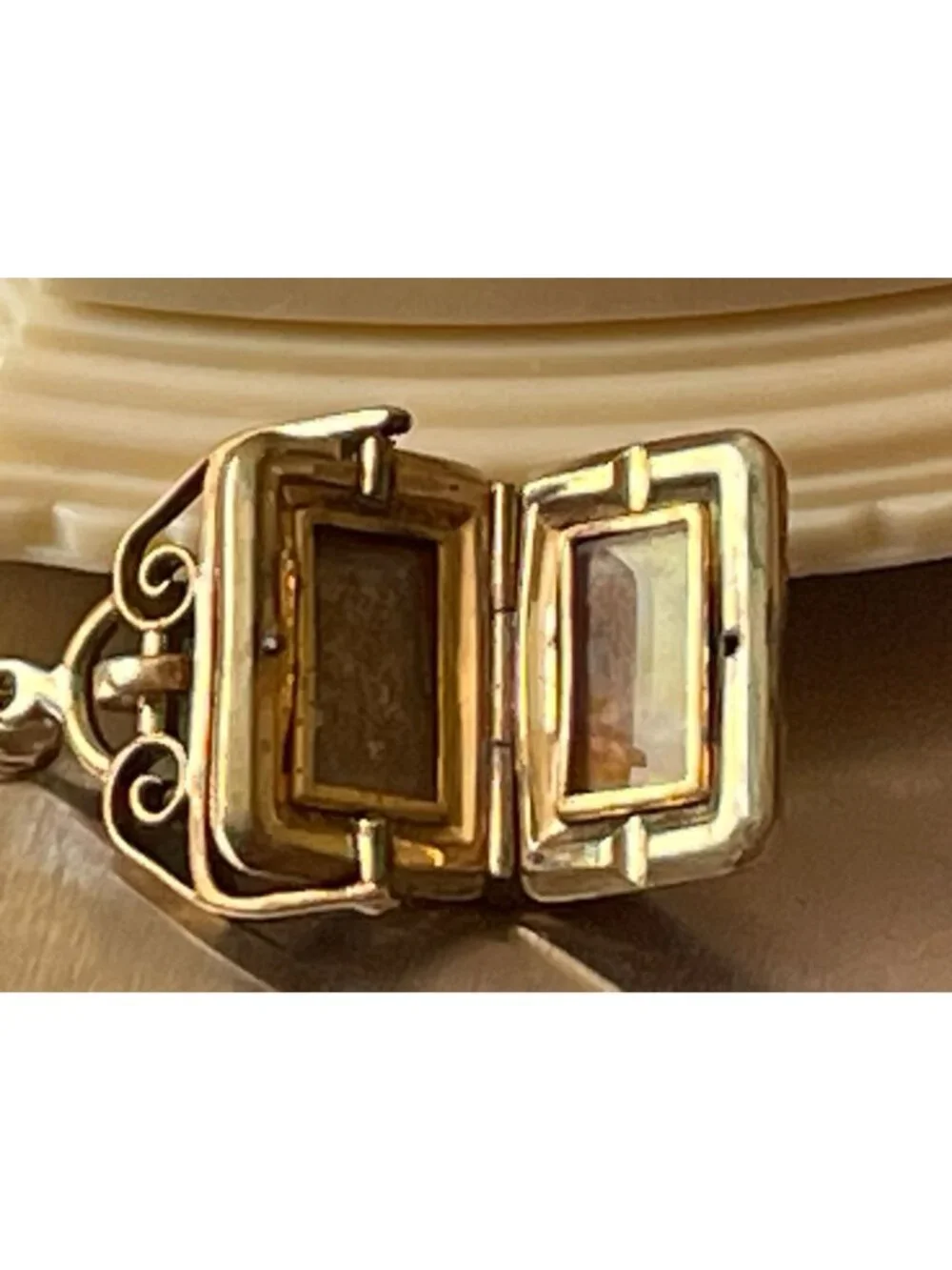 Antique Victorian Onyx & Carnelian Yellow Gold Tone Spinner Charm Locket With Or